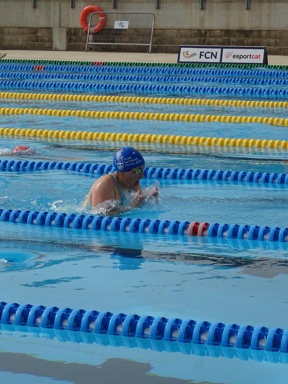 Nedadora màster entrenant a la piscina