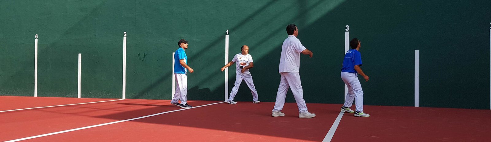 Jugadors de pilota basca a la pista durant una partida